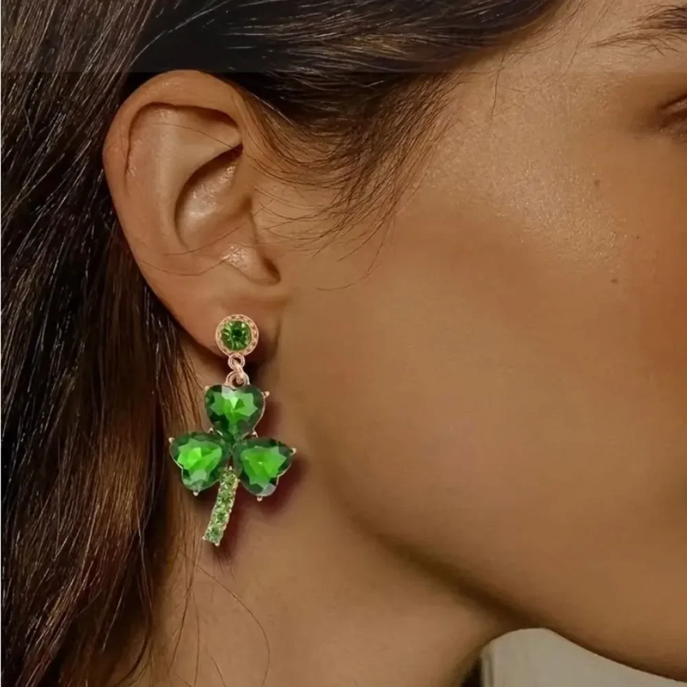 ☘️ Betsey Johnson NEW sparkling green crystal clover earrings ☘️
